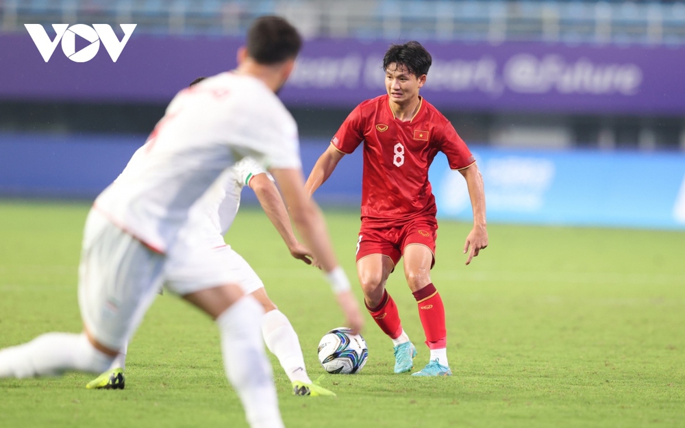TRỰC TIẾP Olympic Việt Nam 0-1 Olympic Iran: Bàn thua từ rất sớm - Ảnh 1.