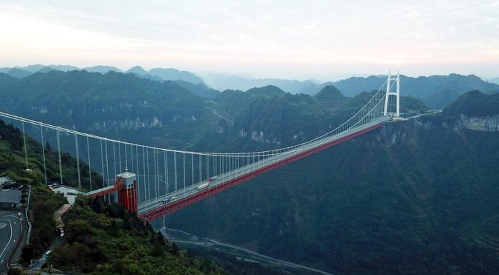 Xây cầu dây văng nằm trên cả những đám mây, Trung Quốc khiến thế giới ngỡ ngàng với dự án như bước ra từ phim viễn tưởng - Ảnh 2.
