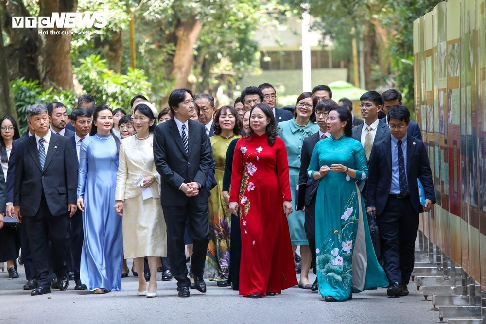 Hoàng Thái tử Nhật Bản và Công nương thăm di tích nhà sàn Bác Hồ, cho cá ăn - Ảnh 1.