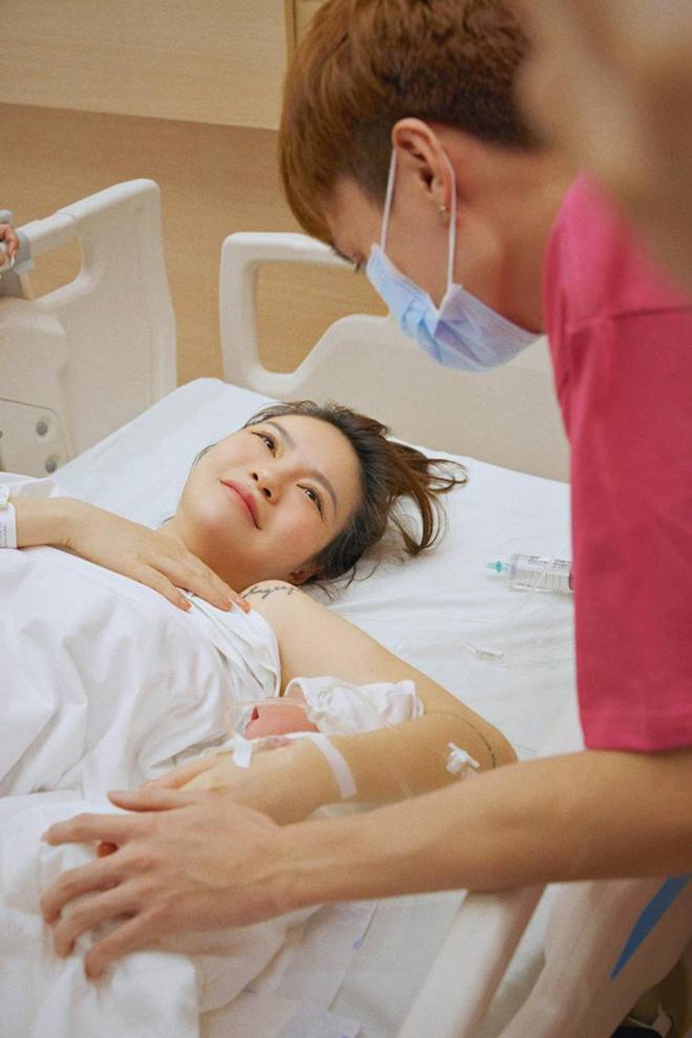 Ghi lại cảnh chồng ngủ gật chăm con, cô vợ tuyên bố: Lấy đúng người, mình sẽ là người quay clip!