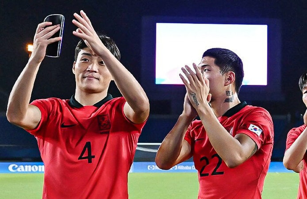 ASIAD 19: Cầu thủ Olympic Hàn Quốc tẩy thẻ trong trận thắng Thái Lan - Ảnh 1.