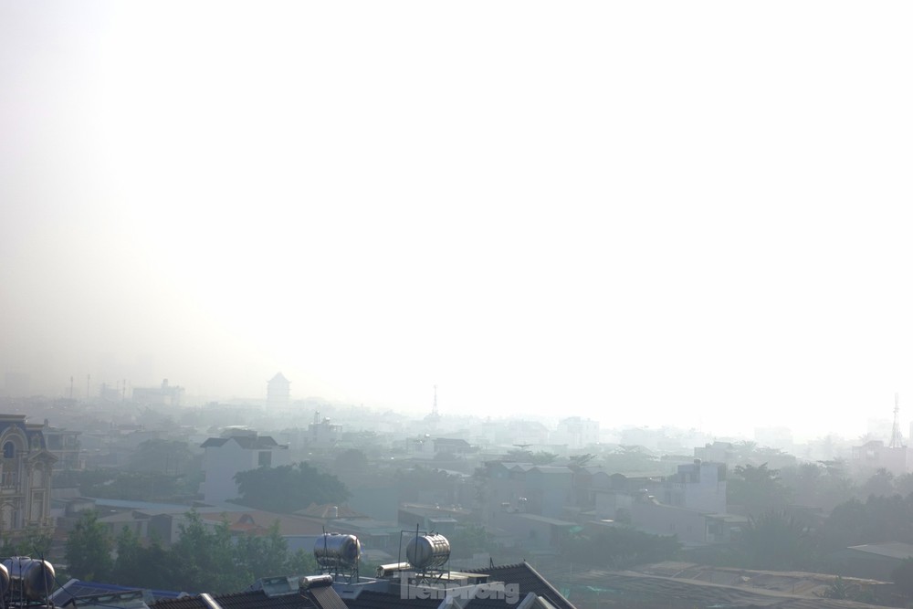 Hình ảnh sương mù bao phủ TPHCM sáng nay - Ảnh 2.