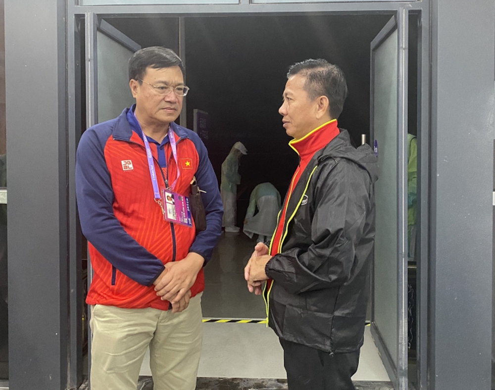 Tiền đạo U23 Việt Nam phải cách ly, HLV Hoàng Anh Tuấn báo tin kém vui về nhà vô địch SEA Games - Ảnh 2.