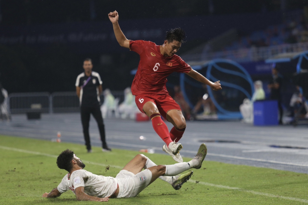 Đội hình U23 Việt Nam vs U23 Saudi Arabia: Lách qua khe cửa hẹp bằng “vũ khí” quen thuộc? - Ảnh 1.