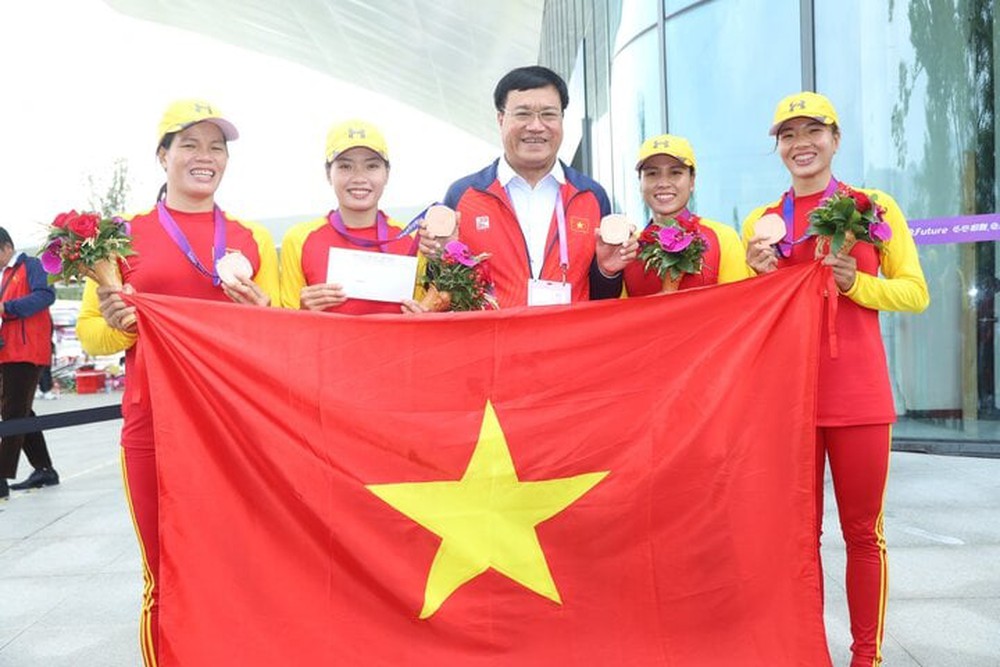 Trưởng đoàn thể thao Việt Nam thưởng nóng đội tuyển rowing - Ảnh 1.