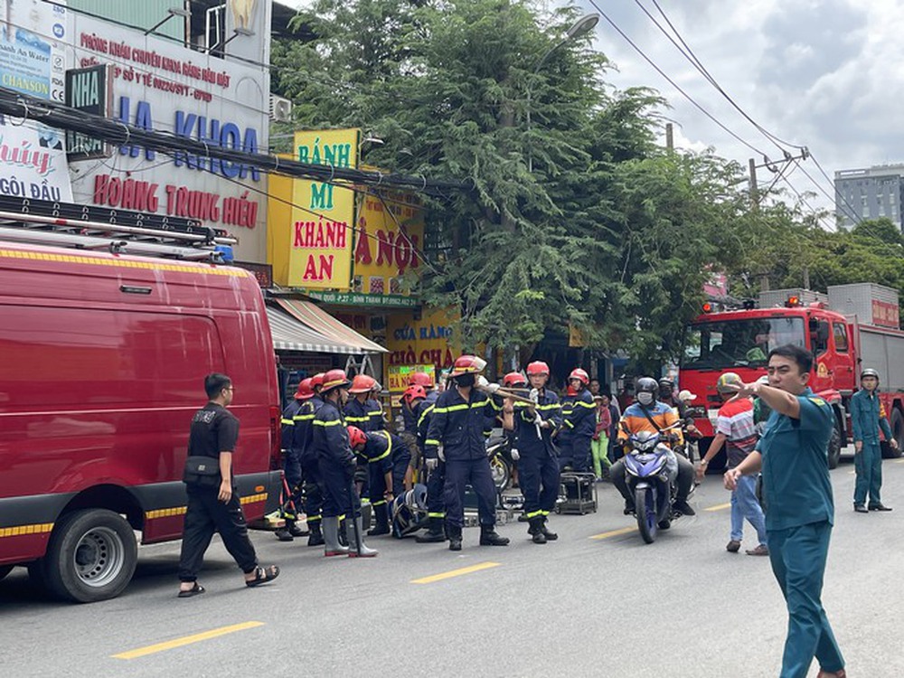 Vụ sập nhà 4 tầng ở TP HCM: Đã đưa được 1 người bị mắc kẹt bên trong ra ngoài - Ảnh 1.