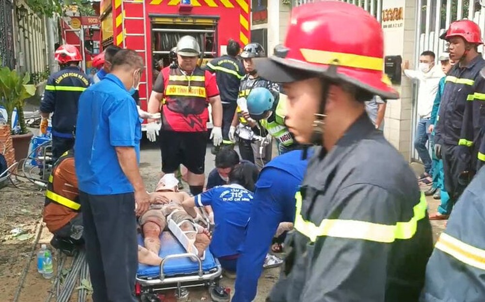 Sập nhà 4 tầng ở TP.HCM, giải cứu 7 người khỏi đống đổ nát - Ảnh 7.