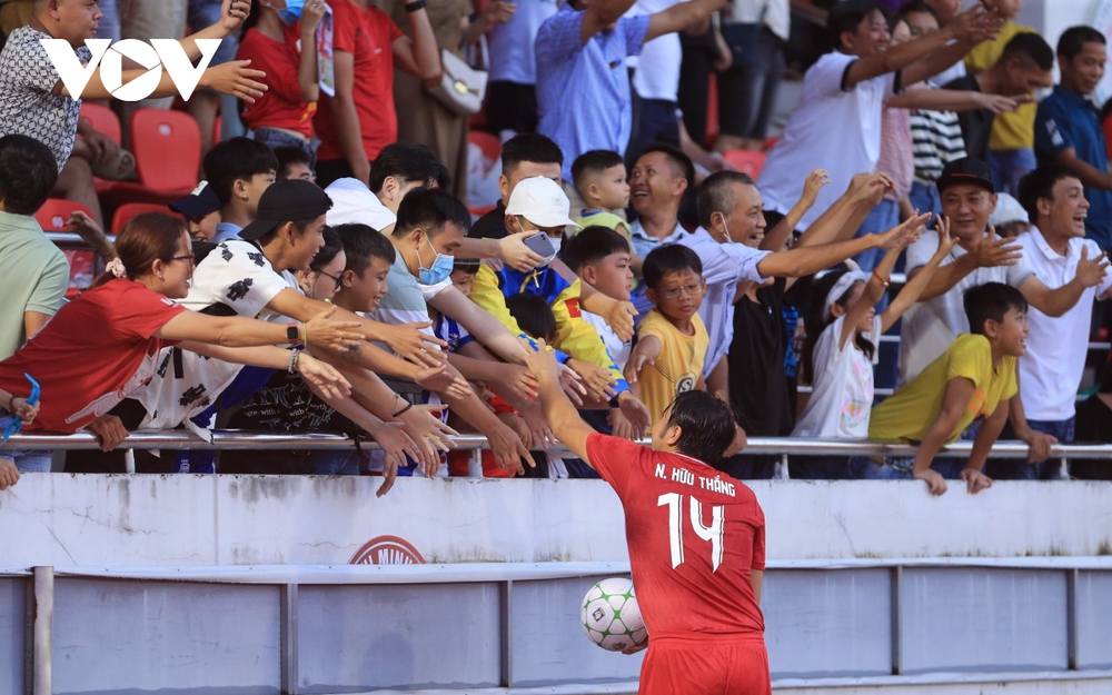 Dàn cầu thủ thế hệ vàng bóng đá Việt Nam tạo mưa bàn thắng trên sân Thống Nhất - Ảnh 4.