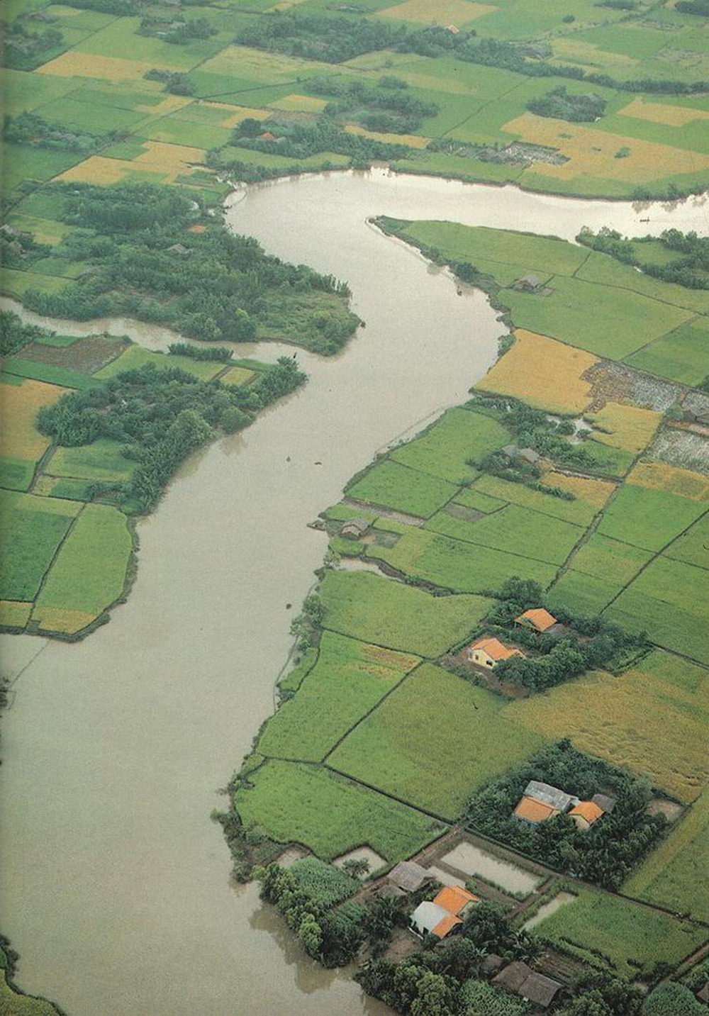 Chỉ tốn 2,5 giờ chạy xe đưa gia đình tới Lạng Sơn, nơi có dòng sông chảy ngược và vườn hồng đang vào vụ - Ảnh 1.