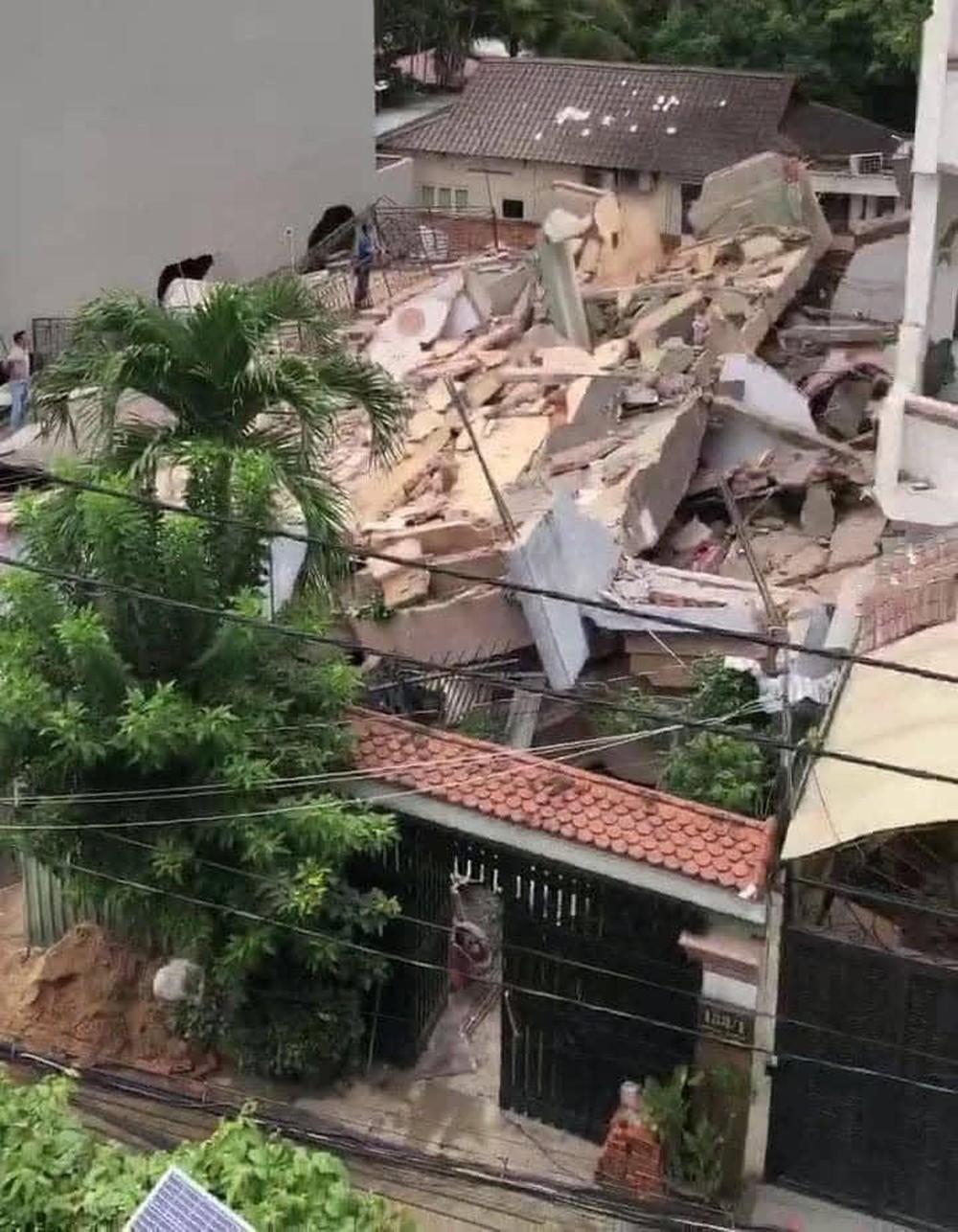 Camera an ninh ghi khoảnh khắc sập căn nhà 4 tầng ở TPHCM, 7 người mắc kẹt - Ảnh 2.