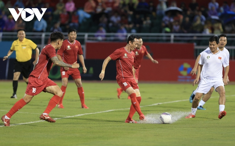 Dàn cầu thủ thế hệ vàng bóng đá Việt Nam tạo mưa bàn thắng trên sân Thống Nhất - Ảnh 13.
