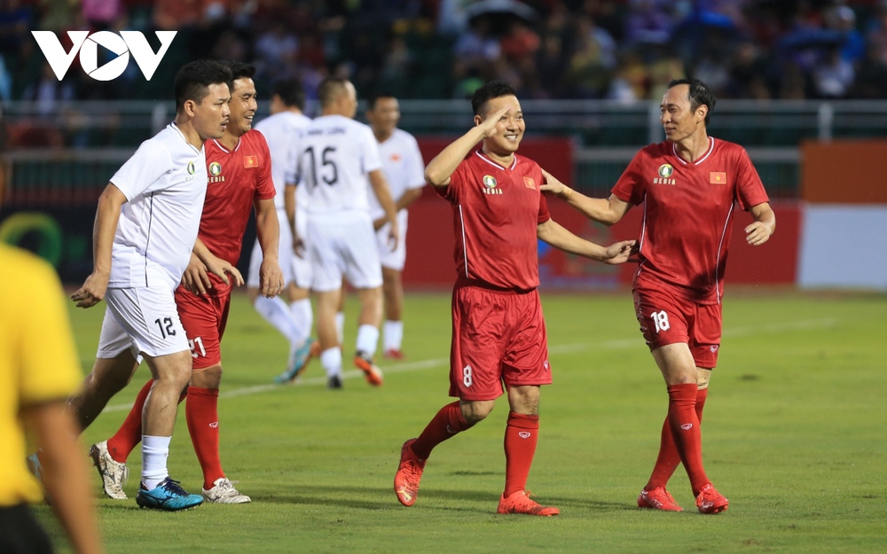 Dàn cầu thủ thế hệ vàng bóng đá Việt Nam tạo mưa bàn thắng trên sân Thống Nhất - Ảnh 9.