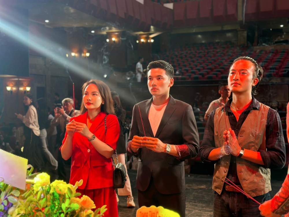 NS Hoài Linh lộ diện ở đền thờ Tổ 100 tỷ, Nam Thư cùng dàn sao tham dự ngày 1 giỗ Tổ ngành sân khấu - Ảnh 14.