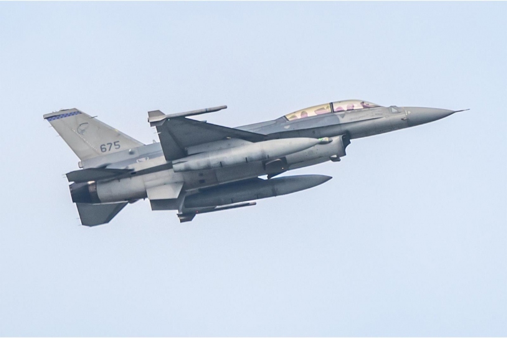 Singapore trang bị tên lửa Python-5 cho dàn chiến đấu cơ F-16 - Ảnh 1.
