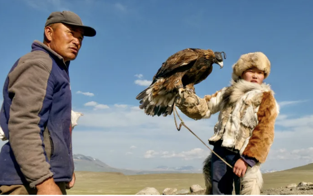 Nữ thợ săn đại bàng trên thảo nguyên Mông Cổ: Truyền thống hay chiêu trò du lịch? - Ảnh 9.