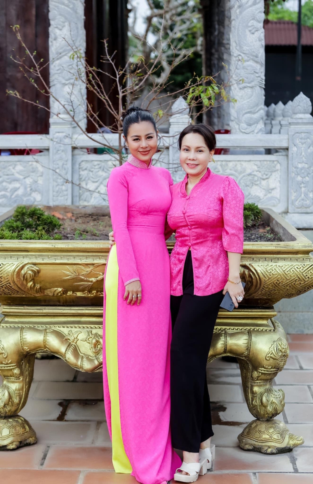 NS Hoài Linh lộ diện ở đền thờ Tổ 100 tỷ, Nam Thư cùng dàn sao tham dự ngày 1 giỗ Tổ ngành sân khấu - Ảnh 4.