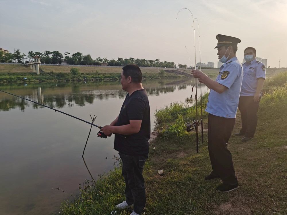 Dùng cá nhỏ làm “mồi câu”, 2 người đàn ông thu về hơn 40 kg cá sông nhưng bị cảnh sát phạt gần 40 triệu đồng: Nguyên nhân ít ai ngờ tới! - Ảnh 3.