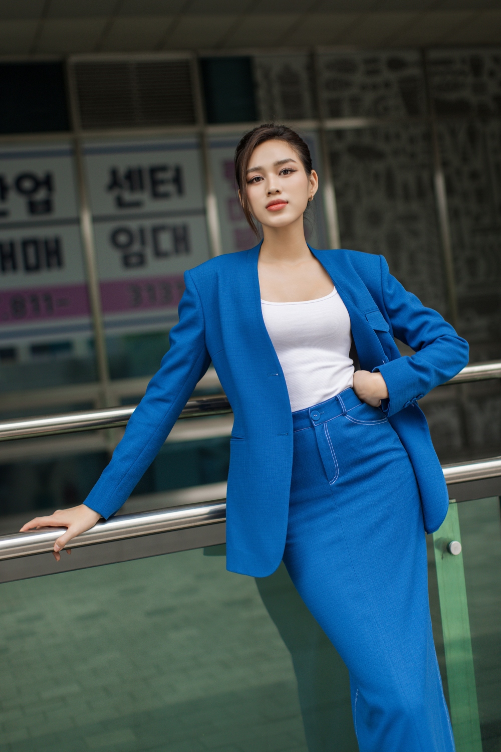 Hoa hậu Đỗ Hà xuống phố Hàn Quốc với phong cách doanh nhân - Ảnh 9.
