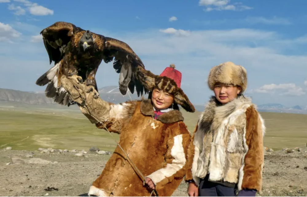 Nữ thợ săn đại bàng trên thảo nguyên Mông Cổ: Truyền thống hay chiêu trò du lịch? - Ảnh 8.