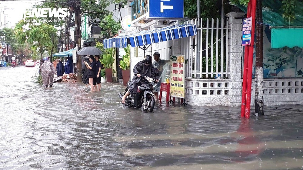 Mưa trắng trời, nhiều tuyến phố Đà Nẵng thành sông, giao thông hỗn loạn - Ảnh 9.