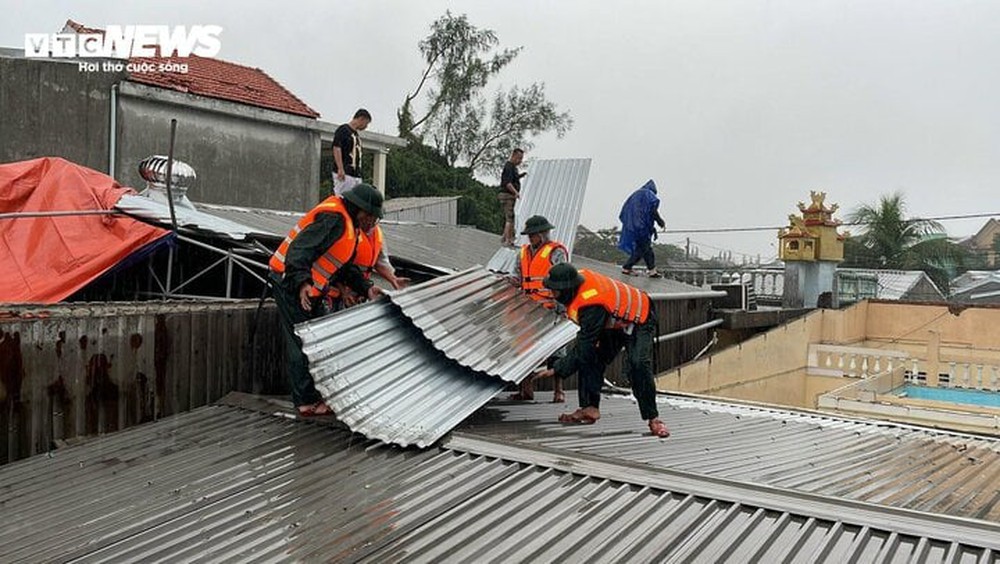 Áp thấp nhiệt đới làm hàng chục ngôi nhà ở Huế tốc mái, 3 người bị thương - Ảnh 2.