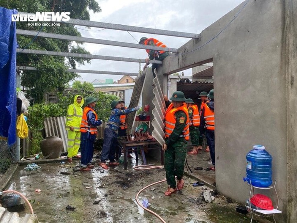 Áp thấp nhiệt đới làm hàng chục ngôi nhà ở Huế tốc mái, 3 người bị thương - Ảnh 1.