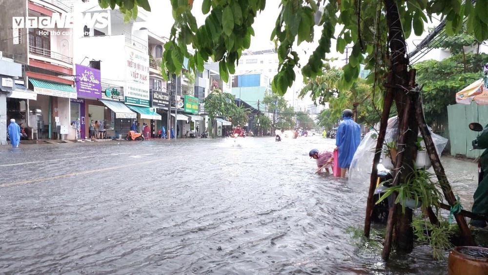 Mưa trắng trời, nhiều tuyến phố Đà Nẵng thành sông, giao thông hỗn loạn - Ảnh 6.