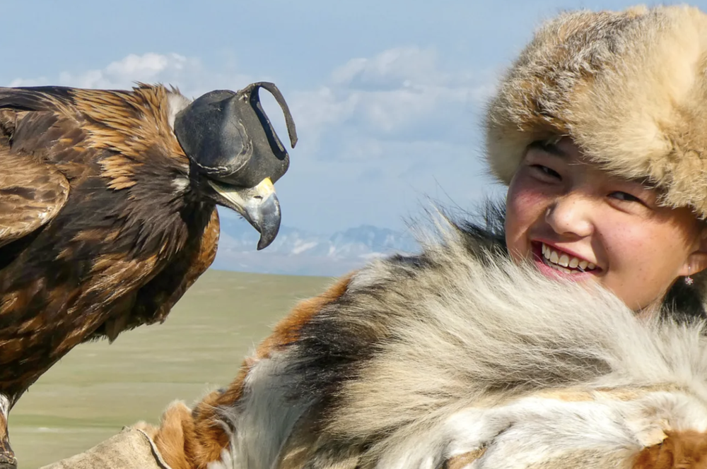 Nữ thợ săn đại bàng trên thảo nguyên Mông Cổ: Truyền thống hay chiêu trò du lịch? - Ảnh 1.