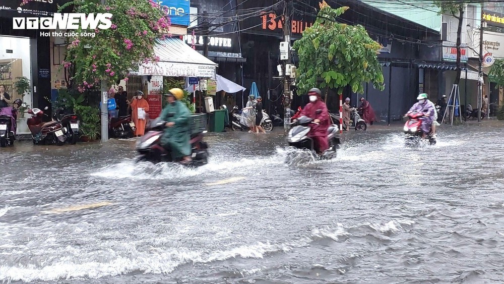 Mưa trắng trời, nhiều tuyến phố Đà Nẵng thành sông, giao thông hỗn loạn - Ảnh 5.