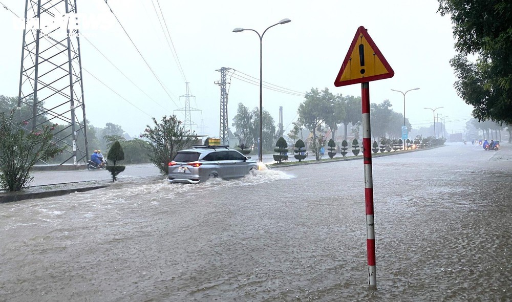 Mưa trắng trời, nhiều tuyến phố Đà Nẵng thành sông, giao thông hỗn loạn - Ảnh 4.