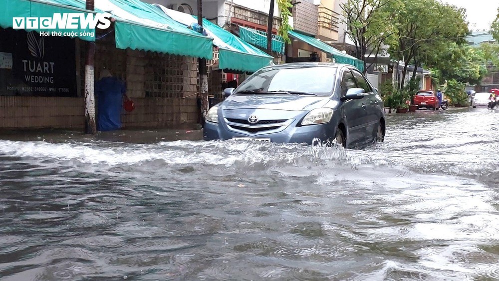 Mưa trắng trời, nhiều tuyến phố Đà Nẵng thành sông, giao thông hỗn loạn - Ảnh 3.