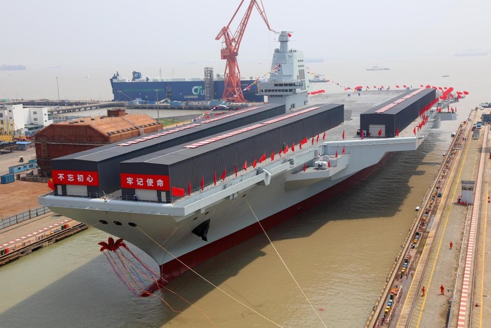 Trung Quốc phát triển tàu sân bay hạt nhân mang pháo điện từ cực mạnh - Ảnh 1.