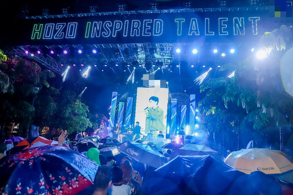 Khán giả mặc áo mưa, che ô hòa thanh cùng ca sĩ GreyD - Ảnh 2.