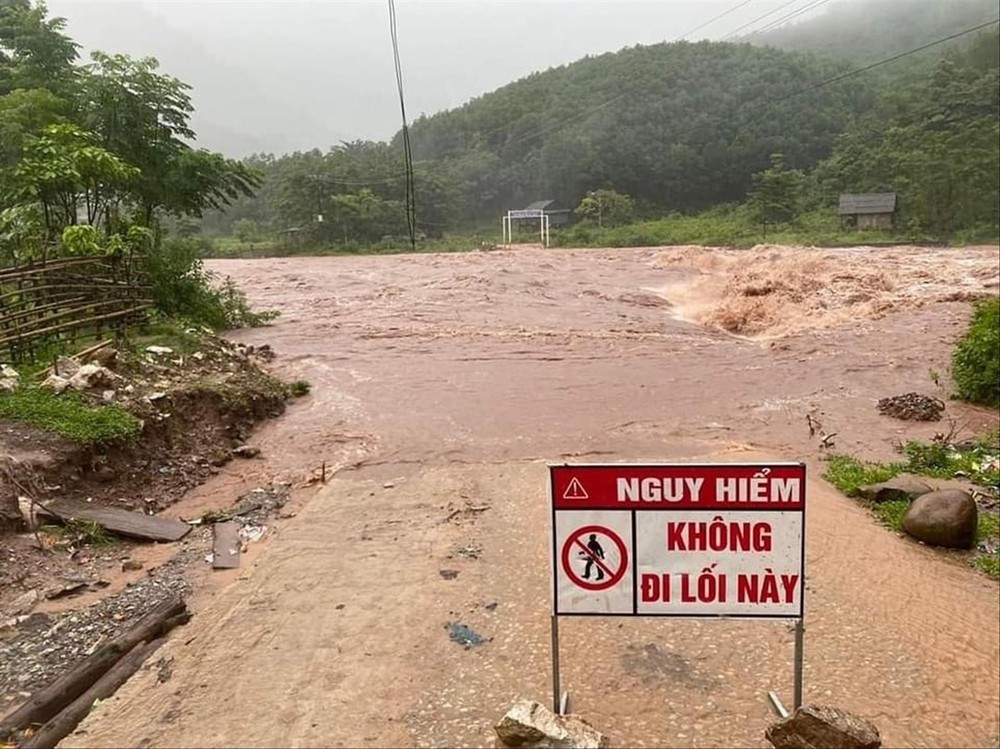 Hoàn lưu của áp thấp nhiệt đới gây mưa lớn khắp miền Trung