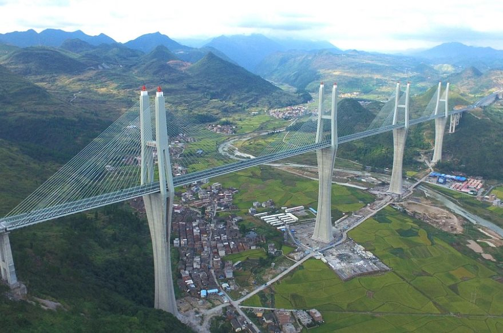 Xây cầu… cao ngang tòa nhà 100 tầng, chi phí khủng lên tới 7,3 nghìn tỷ, Trung Quốc khiến thế giới ngỡ ngàng với ‘công trình vượt cạn’ hàng đầu thế giới - Ảnh 2.