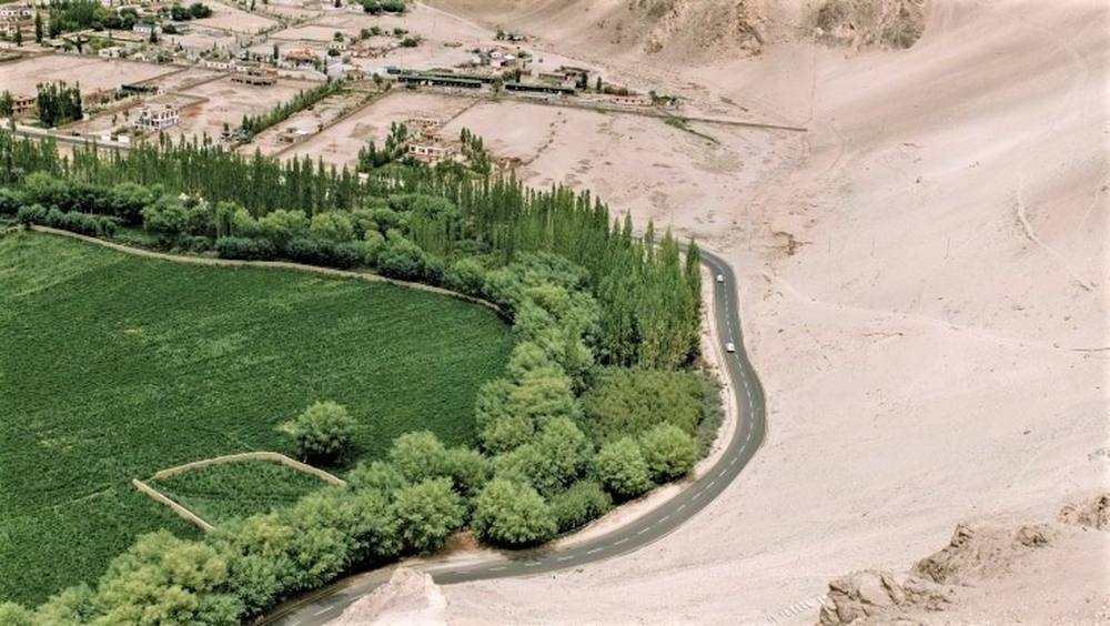 Trung Quốc huy động 3 triệu người mang bảo vật đến chôn giữa sa mạc khô cằn nhất thế giới, sau 30 năm, quay lại nhìn cảnh tượng mà khó tin - Ảnh 6.