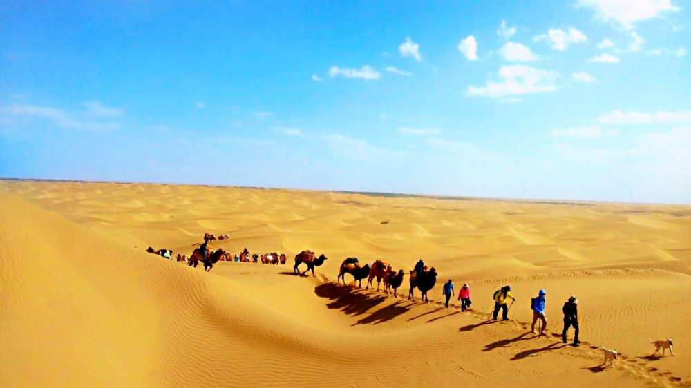 Trung Quốc huy động 3 triệu người mang bảo vật đến chôn giữa sa mạc khô cằn nhất thế giới, sau 30 năm, quay lại nhìn cảnh tượng mà khó tin - Ảnh 1.