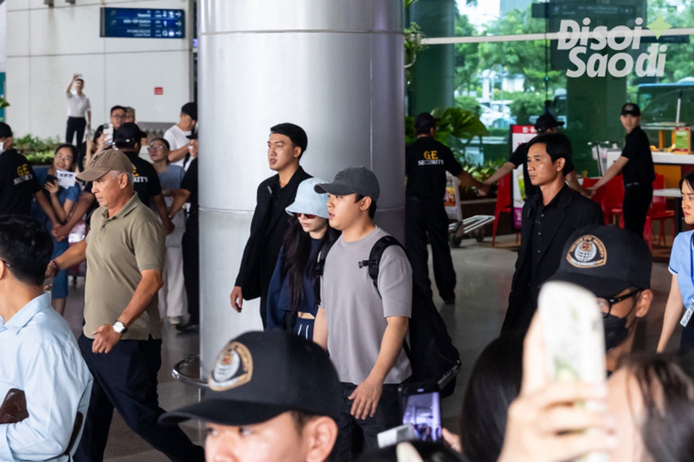 Bộ đôi EXO đổ bộ sân bay Tân Sơn Nhất: Bịt kín mít vẫn cực soái, vẻ hack tuổi thần sầu của Xiumin gây sốt - Ảnh 6.