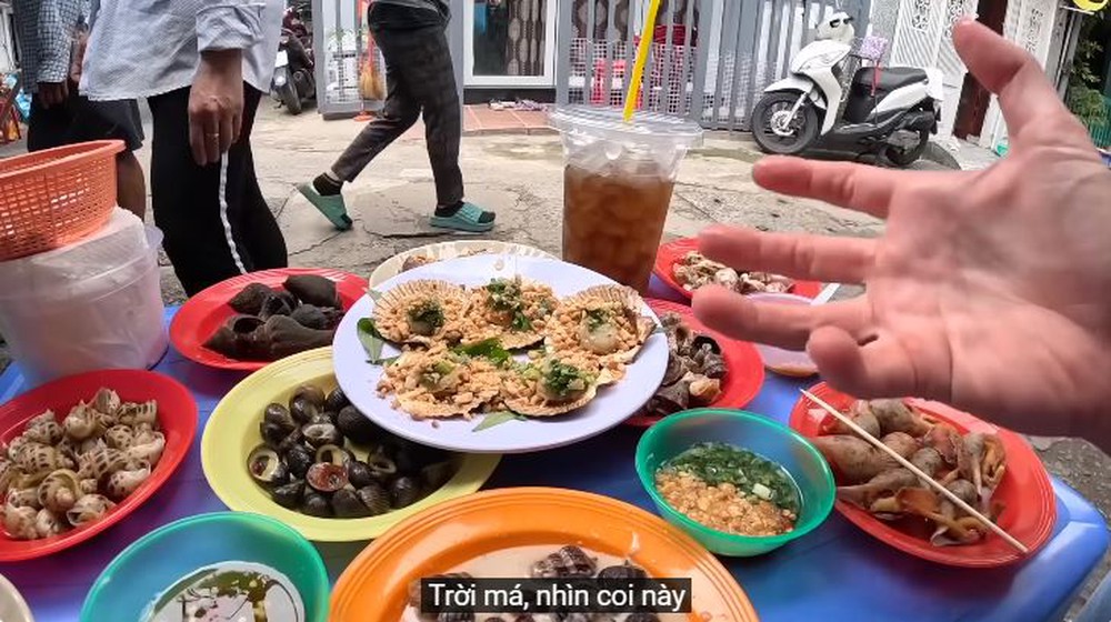 Chàng Tây kinh ngạc với quán ốc đồng giá 10k/đĩa ở Sài Gòn, giữa trưa khách vây kín hẻm - Ảnh 2.