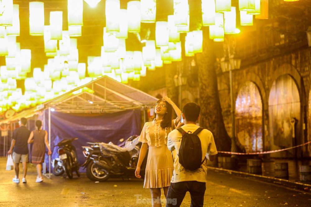 Độc lạ đèn trung thu truyền thống lơ lửng trên những con phố cổ Hà Nội - Ảnh 16.