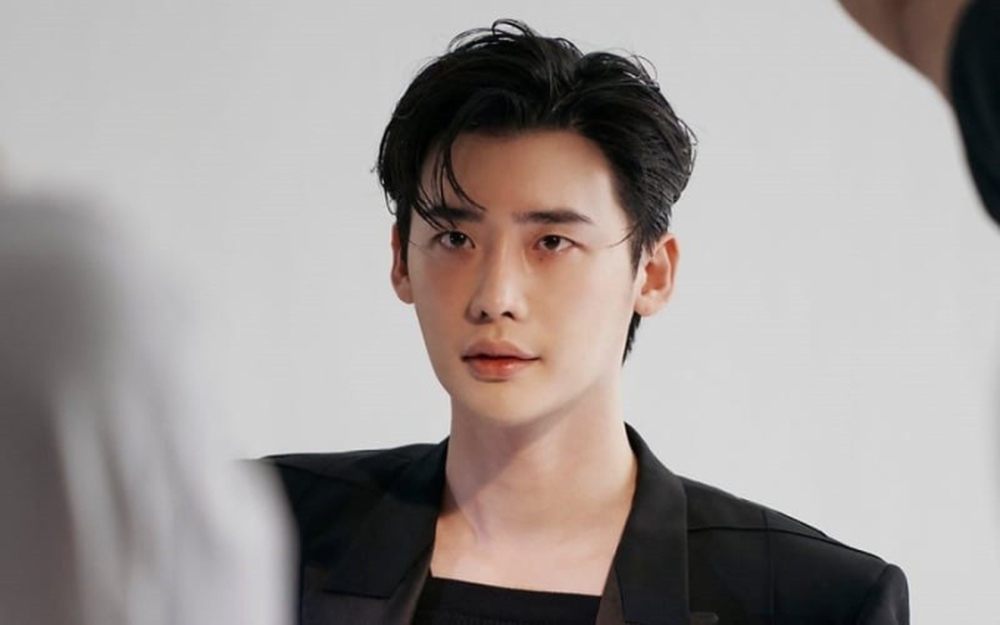 Clip nam tài tử Hàn Lee Jong Suk chào fan bằng tiếng Việt - Ảnh 1.