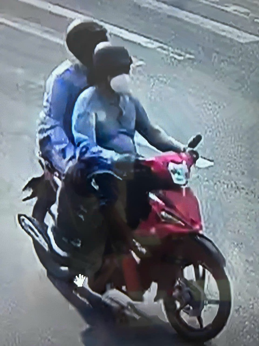 Vụ cướp tiệm vàng ở Cam Ranh: Công an truy tìm 12 mẫu trang sức, xe máy - Ảnh 5.