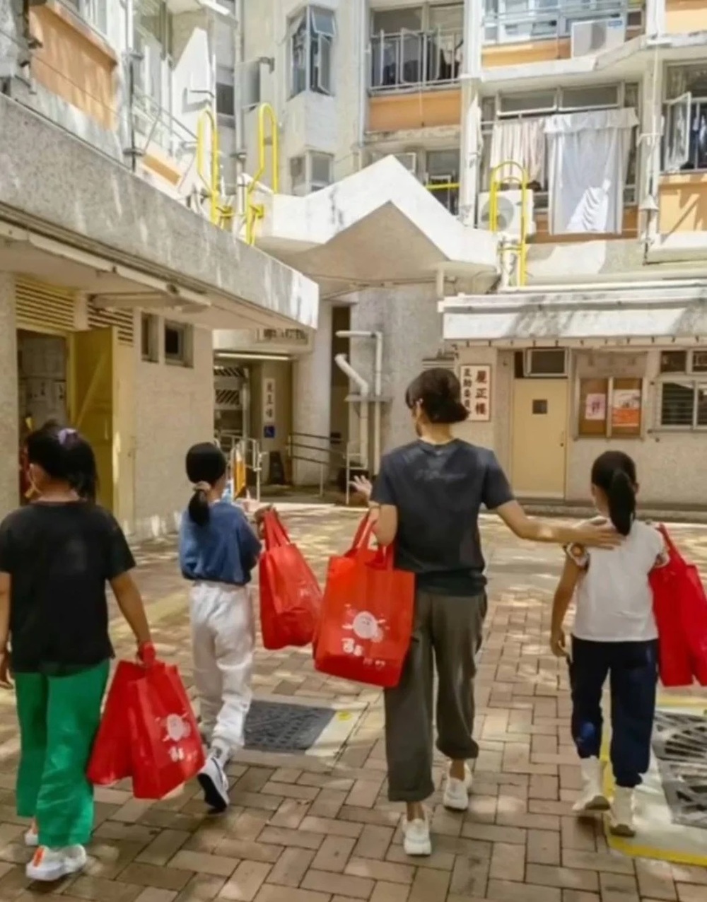 Chẳng những xinh đẹp, nữ diễn viên này còn rất khéo dạy con, nghe chia sẻ của cô mà ai cũng khen
