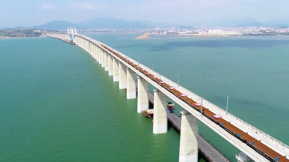 Để tàu cao tốc lướt trên mặt biển với tốc độ tối đa 350km/h: Tuyến đường sắt 277km của Trung Quốc, với những cây cầu vượt biển ngoạn mục, tạo ra kỷ lục khó xô đổ - Ảnh 2.