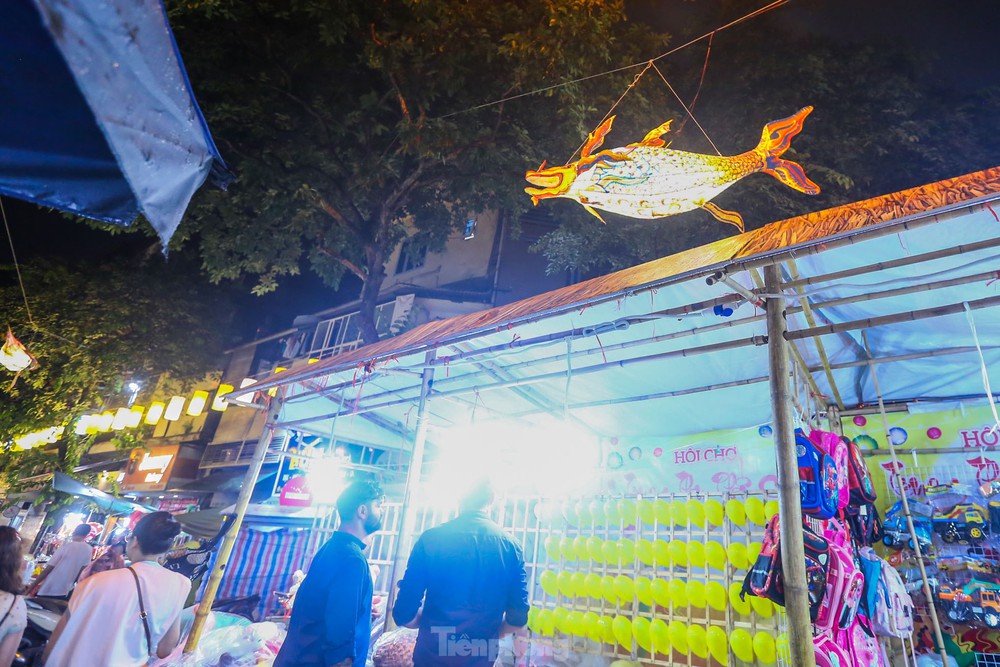 Độc lạ đèn trung thu truyền thống lơ lửng trên những con phố cổ Hà Nội - Ảnh 7.