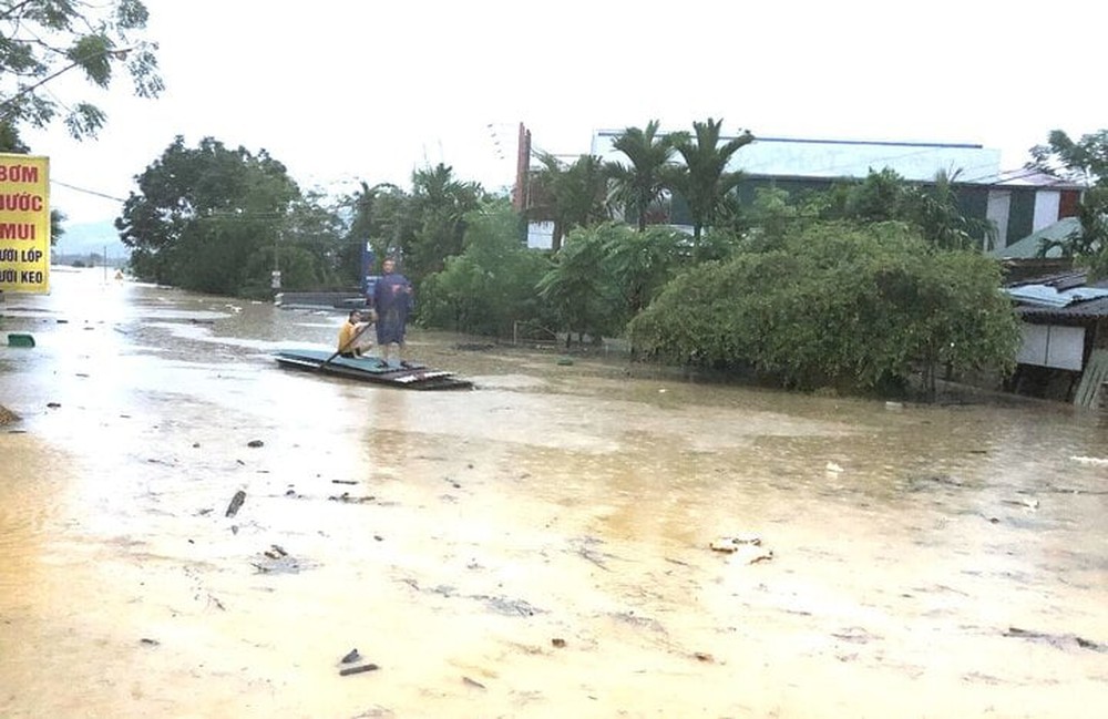 Nhiều huyện miền núi Nghệ An ngập lụt, giao thông chia cắt sau mưa lớn kéo dài - Ảnh 4.