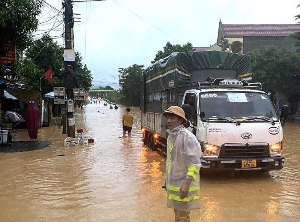 Nhiều huyện miền núi Nghệ An ngập lụt, giao thông chia cắt sau mưa lớn kéo dài - Ảnh 2.