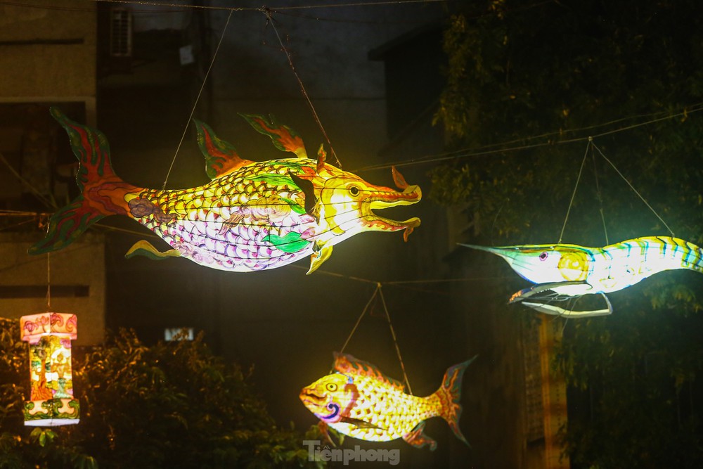 Độc lạ đèn trung thu truyền thống lơ lửng trên những con phố cổ Hà Nội - Ảnh 4.