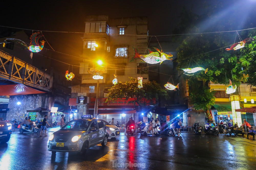 Độc lạ đèn trung thu truyền thống lơ lửng trên những con phố cổ Hà Nội - Ảnh 1.