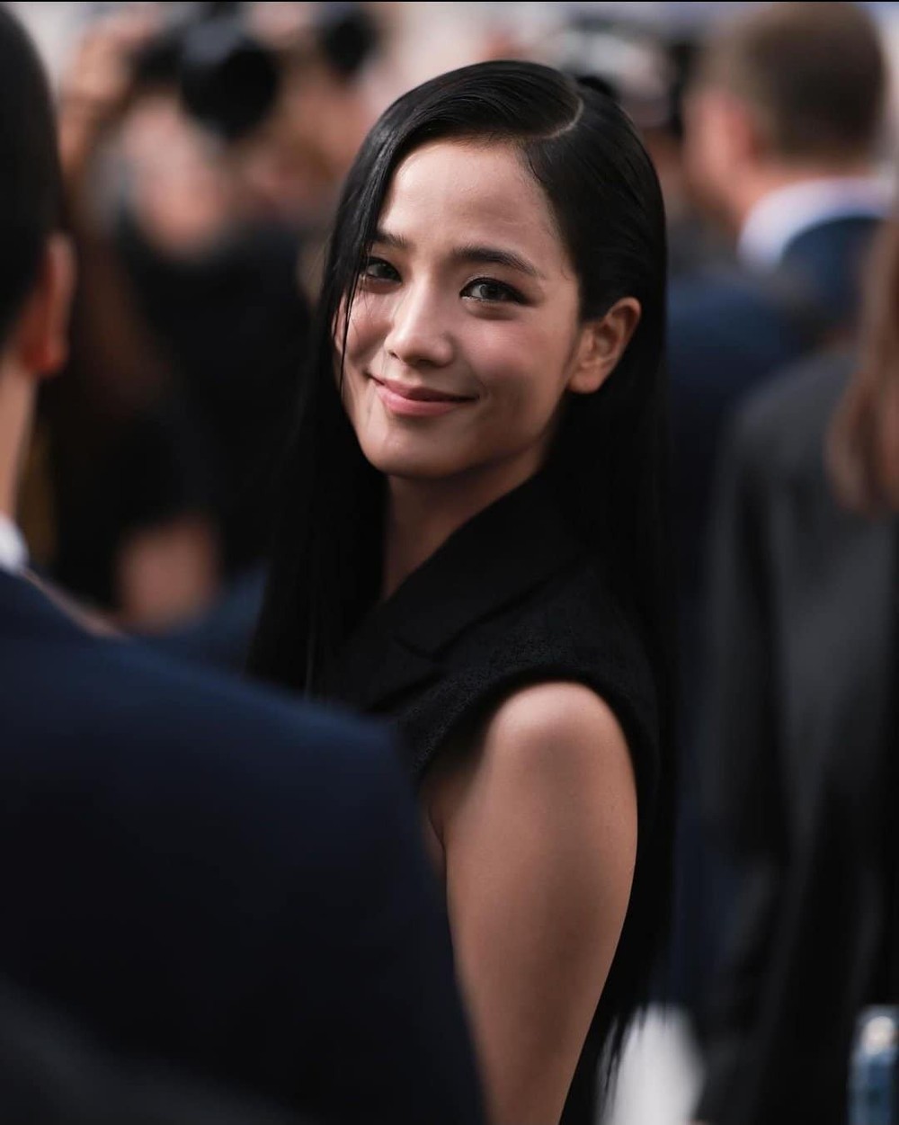 Ảnh không qua chỉnh sửa gây tranh luận giữa Jisoo (BlackPink) và Địch Lệ Nhiệt Ba - Ảnh 7.